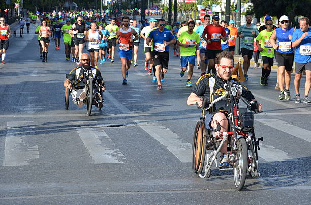 media maratón evento de atletismo - physical impairment athlete sports race wheelchair fotografías e imágenes de stock