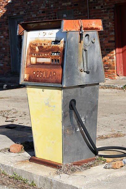 opuszczony gazu pompy z przodu stacji benzynowej - station gas station retro revival old zdjęcia i obrazy z banku zdjęć