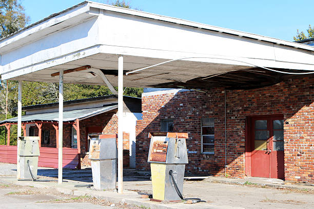 opuszczony gazu i stacja obsługi - station gas station retro revival old zdjęcia i obrazy z banku zdjęć