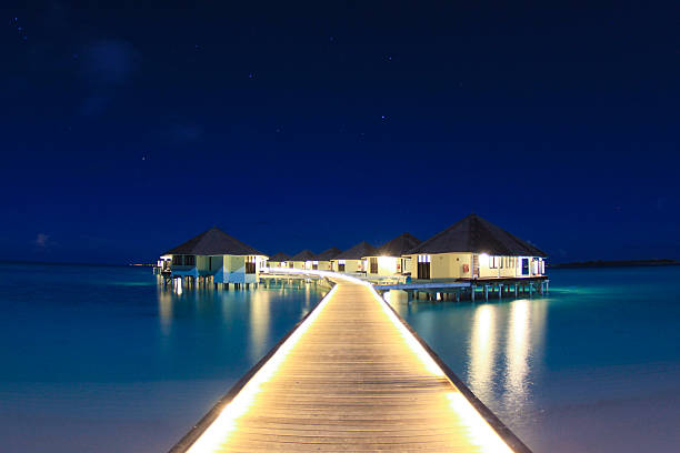 몰디브 수변 빌라 야간에만  - hut maldives beach hut jetty 뉴스 사진 이미지