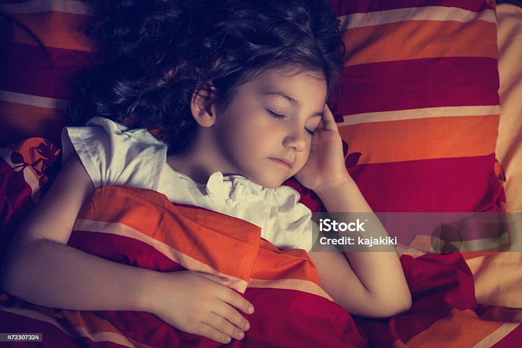 Niña duerme en su habitación - Foto de stock de 2015 libre de derechos