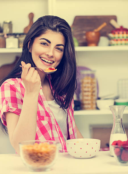 若い美しい女性の朝食 - eating cereal student human mouth ストックフォトと画像