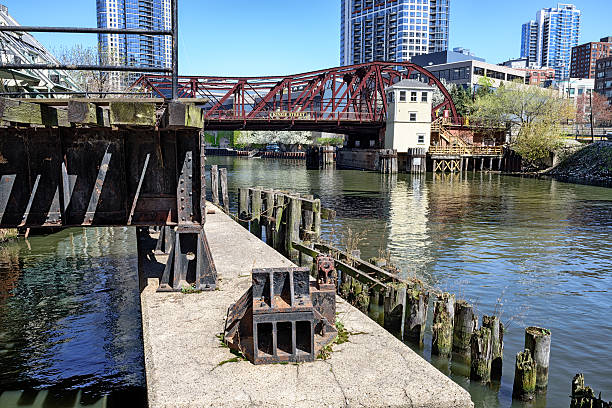 kinzie puente a través del río chicago - kinzie street railroad bridge fotografías e imágenes de stock