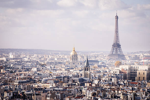 skyline von paris und den eiffelturm. - paris france stock-fotos und bilder