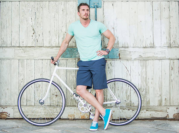 homem posando com bicicleta - wall profile imagens e fotografias de stock