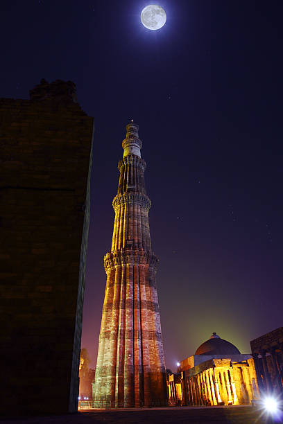 qutab minar illumination de nuit avec la lune au-dessus de - delhi quitab minar qutab new delhi photos et images de collection