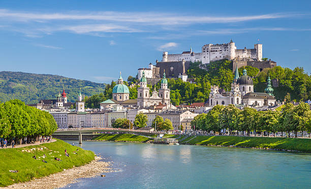 historische stadt salzburg mit fluss salzach im frühling, österreich - salzburg stock-fotos und bilder