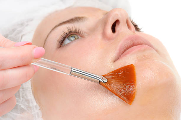 viso peeling maschera applicazione - buccia foto e immagini stock