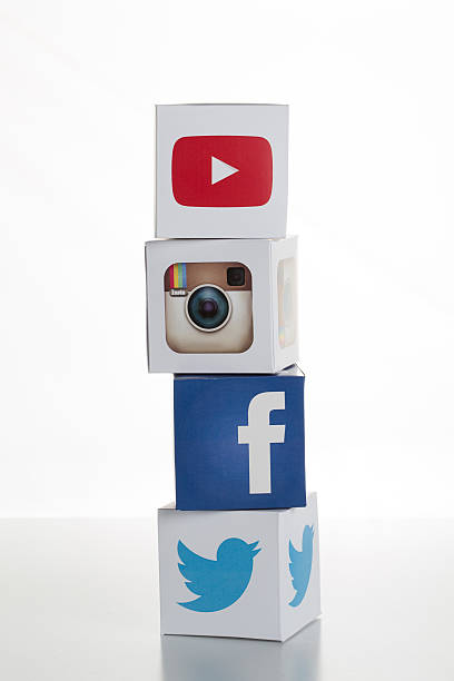 twitter, facebook, instagram 및 youtube 로고 on 큐브 - business facebook puzzle cube strategy 뉴스 사진 이미지