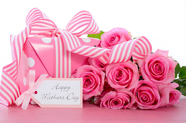 istock Happy Mothers Day pink polka dot gift. 472327644