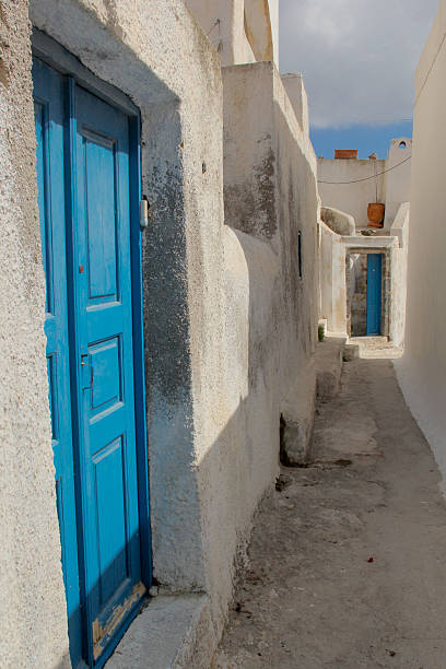 istock Blue closed door in Santorini, Greece 472327712
