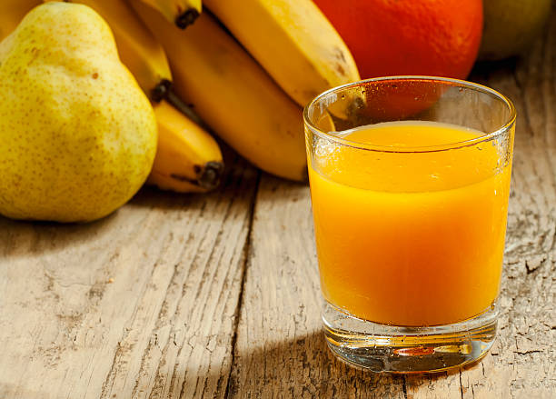 multifruit シトラスオレンジ、レモンの絞り汁、バナナのガラス - multifruit ストックフォトと画像