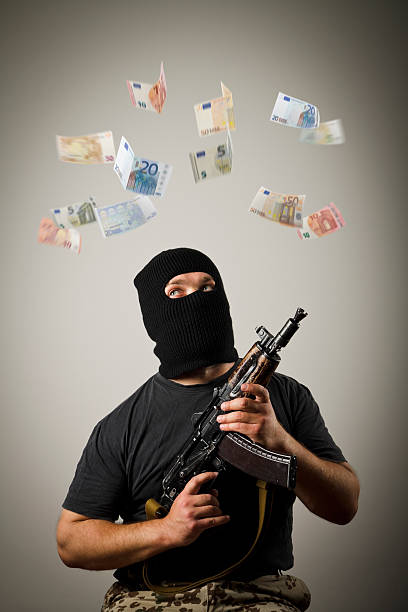 homem com arma e notas de euro. - currency crime gun conflict - fotografias e filmes do acervo