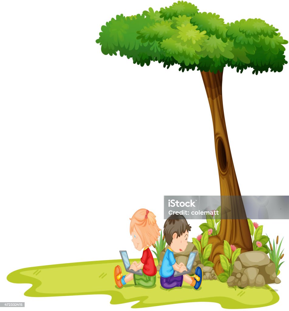 Niña y niño con una computadora portátil en el árbol - arte vectorial de Adolescente libre de derechos