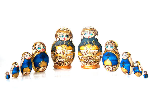 "matrioska" (moderno).   madeira artesanal de moscou, rússia - russian nesting doll skill doll russia - fotografias e filmes do acervo