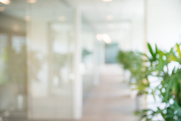 desenfocada fondo de la zona de oficina abierta - office fotografías e imágenes de stock