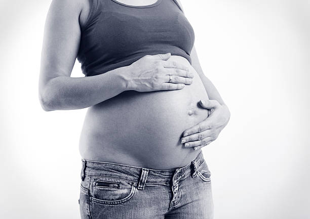 istock Pregnant woman black white 472342410