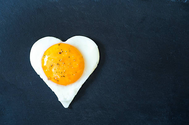 spiegelei, herz - eggs breakfast heart shape fried egg fotografías e imágenes de stock