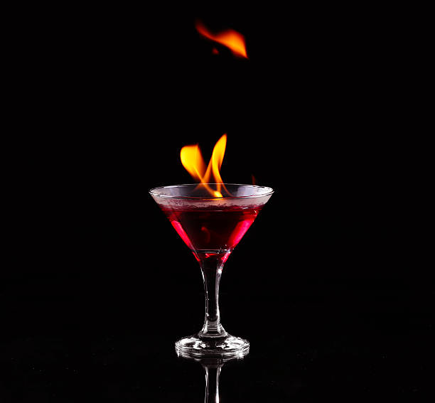 flaming cocktail auf schwarz - martini brand vermouth stock-fotos und bilder