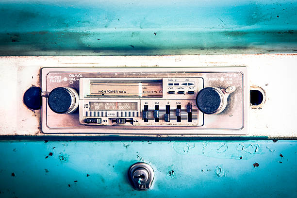 old radio en coche de época - old cars audio fotografías e imágenes de stock