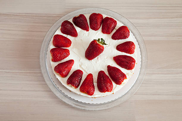 istock Strawberry-yogurt-cream cake 472345696