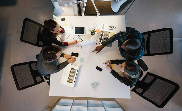 equipe diversificada de análise de dados - conference table business meeting business directly above - fotografias e filmes do acervo