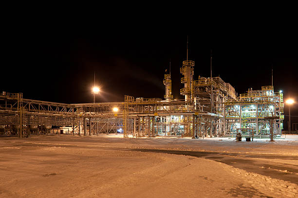 gas raffinerie werk.   winter.   bei nacht. - petrochemical plant stock-fotos und bilder