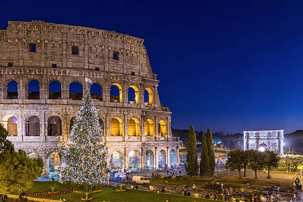 colosseo di roma a natale durante il tramonto, italia - coliseum rome flavian roman foto e immagini stock