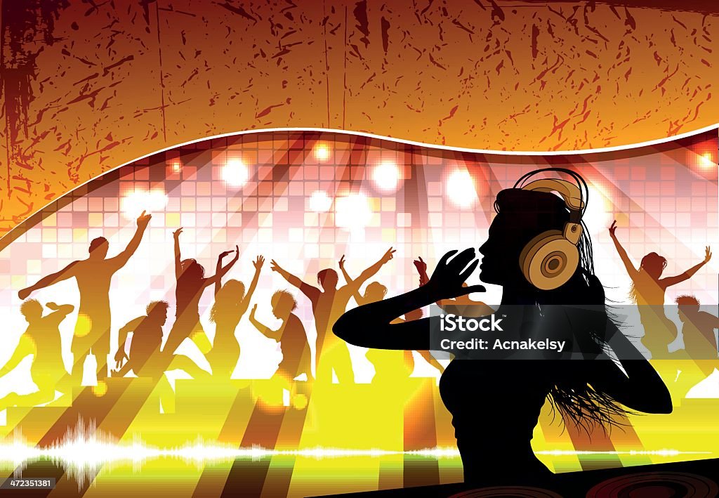 Silhouette di una donna dj contro folla - arte vettoriale royalty-free di DJ