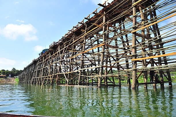 a ponte de madeira do outro lado do rio no kanchaburi - rafting thailand river inflatable raft - fotografias e filmes do acervo