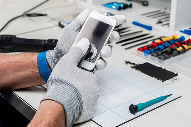 istock Technician repairing a smarphone 472354910