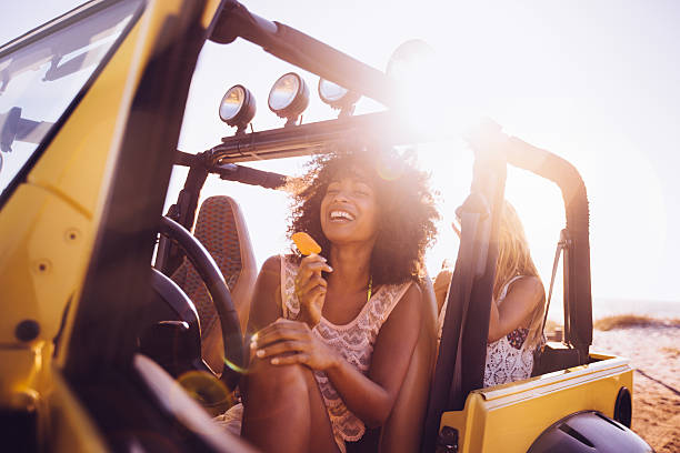 szczęśliwy, afro dziewczynka jeść lody na plaży - travel adolescence road trip outdoors zdjęcia i obrazy z banku zdjęć