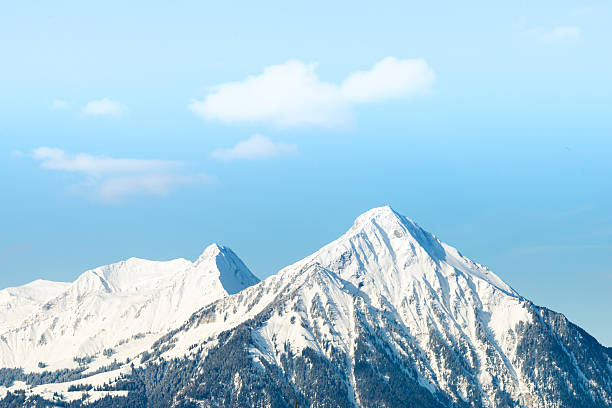 montanha coberta de neve nos alpes suíços - blue outdoors nobody switzerland - fotografias e filmes do acervo