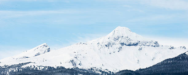 montanha coberta de neve nos alpes suíços - blue outdoors nobody switzerland - fotografias e filmes do acervo