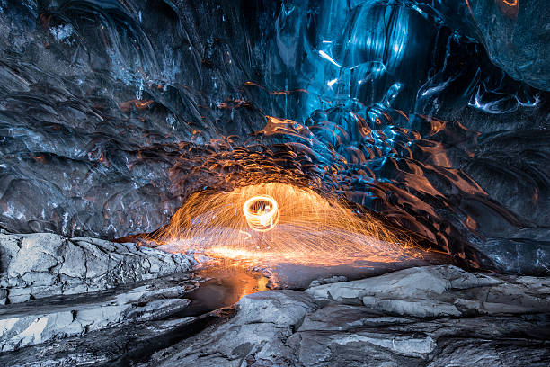 fuoco mostra all'interno di una grotta di ghiaccio in islanda - skaftafell glacier foto e immagini stock