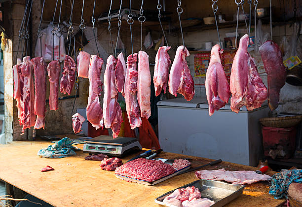 viande en magasin - butcher butchers shop meat store photos et images de collection