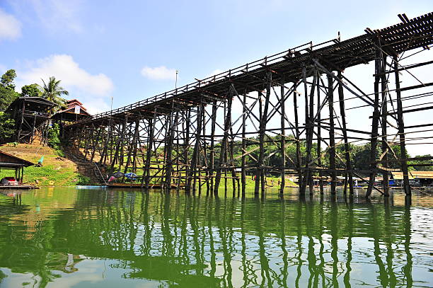 el puente a través del río madera en kanchaburi - rafting thailand river inflatable raft fotografías e imágenes de stock