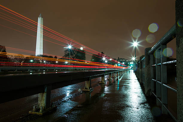 monumento de washington iluminada à noite na chuva - driving business travel car bus - fotografias e filmes do acervo