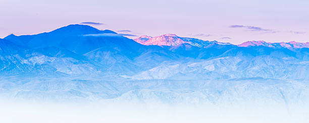 montanha coberta de neve nos alpes suíços - blue outdoors nobody switzerland - fotografias e filmes do acervo