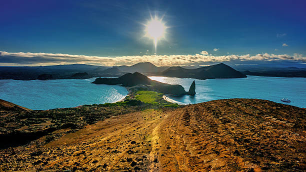 isla bartolomé, galapagos - isla bartolomé fotografías e imágenes de stock