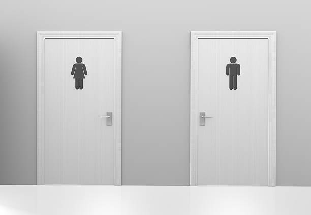 las puertas de los baños y sanitarios a los hombres y mujeres de iconos - puertas baños fotografías e imágenes de stock