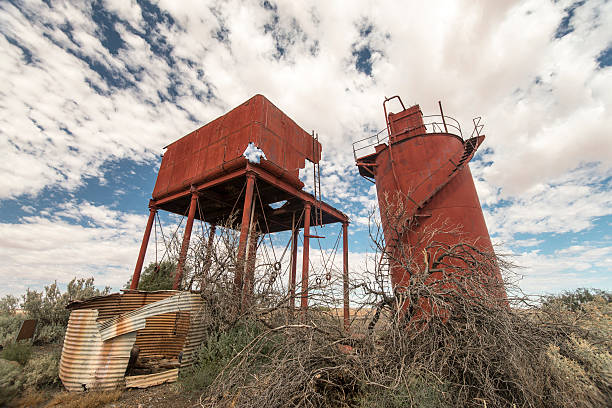 abandonado la estación de tren/plataformas en curdimurka, australia - ghan pass fotografías e imágenes de stock