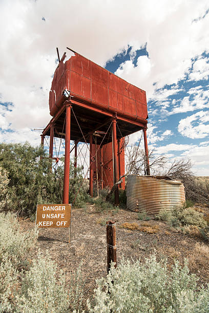 abandonado la estación de tren/plataformas en curdimurka, australia - ghan pass fotografías e imágenes de stock