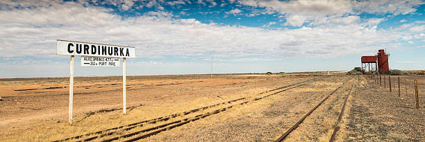 abandonado la estación de tren/plataformas en curdimurka, australia - ghan pass fotografías e imágenes de stock