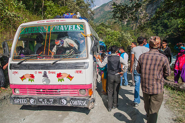 échec de l'autobus sur la route cahoteuse népalais - rickshaw nepal men indian culture photos et images de collection