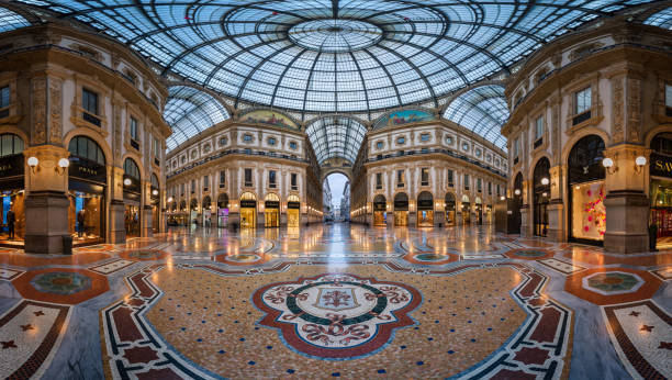 berühmte bull mosaik in der galleria vittorio emanuele ii in mailand - shopping milan italy retail shopping mall stock-fotos und bilder