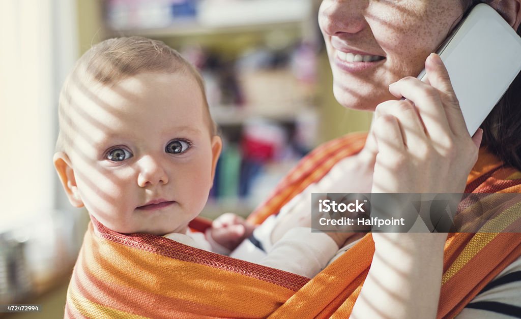 Mutter füttern ihre Tochter - Lizenzfrei 2015 Stock-Foto