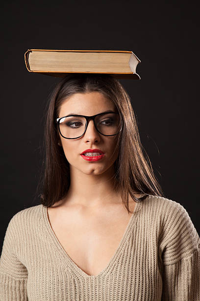 セクシーなブルネットの女性が頭にご予約ください。 - balance book university glasses ストックフォトと画像