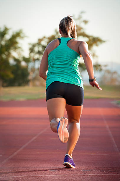 Corredor feminino em uma pista de Atletismo da IAAF - foto de acervo