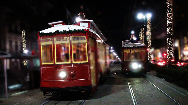 new orleans tramwaj z boże narodzenie dekoracje w nocy - blurred motion street car green zdjęcia i obrazy z banku zdjęć